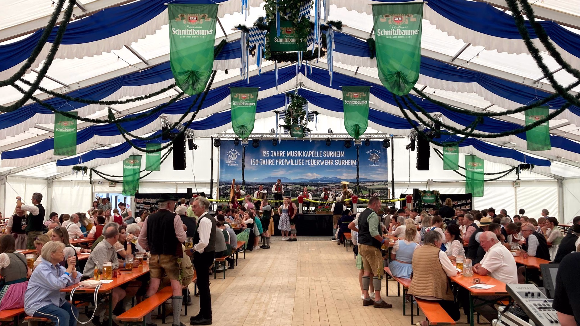 Festzelt mit Bühne und Publikum