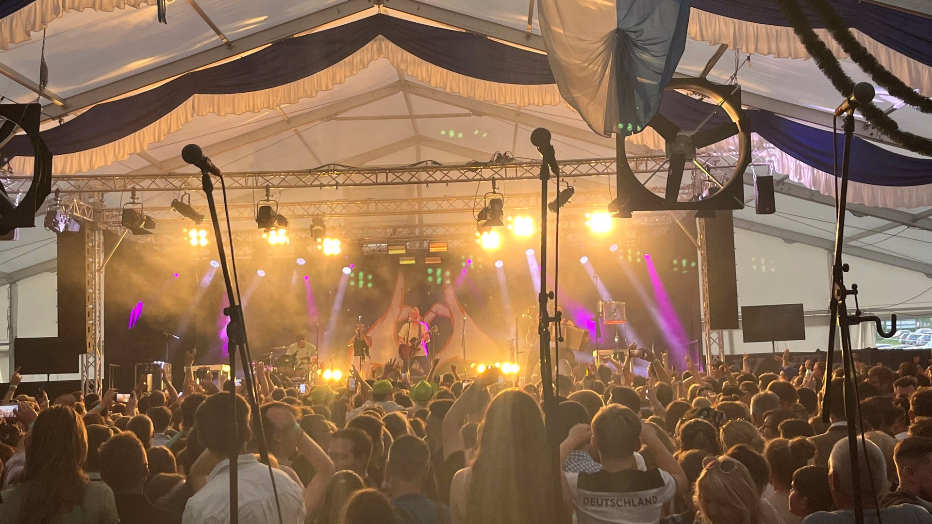 Konzertstimmung im Festzelt