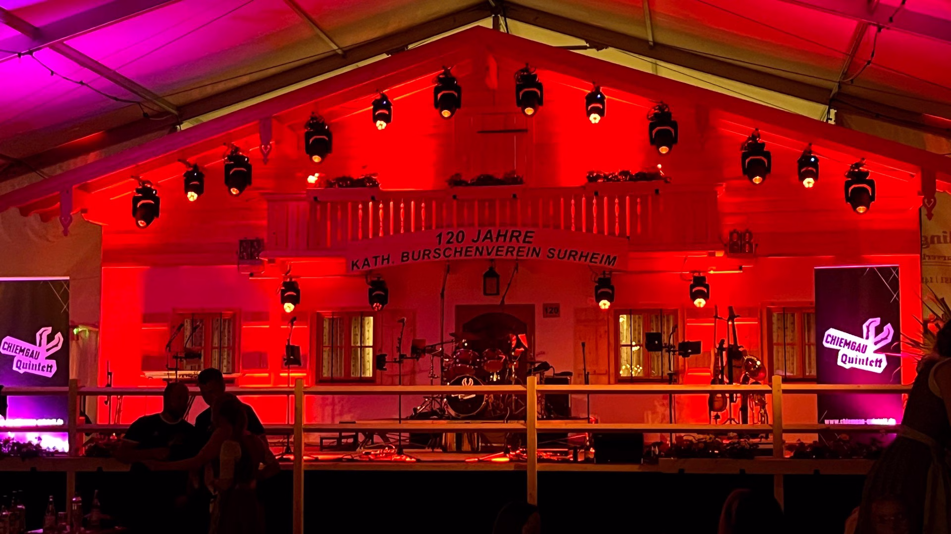 Bühne mit professioneller Lichttechnik