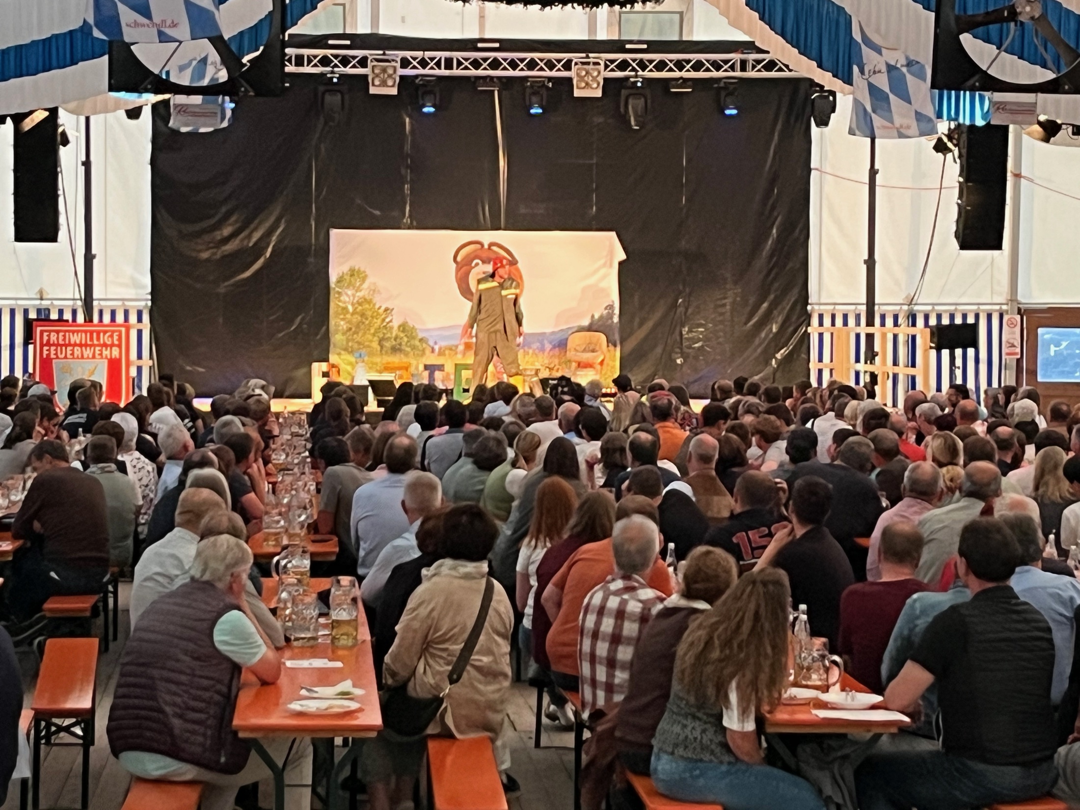 Publikum beim Kabarett mit da Bobbe im Festzelt Heiligkreuz 2026