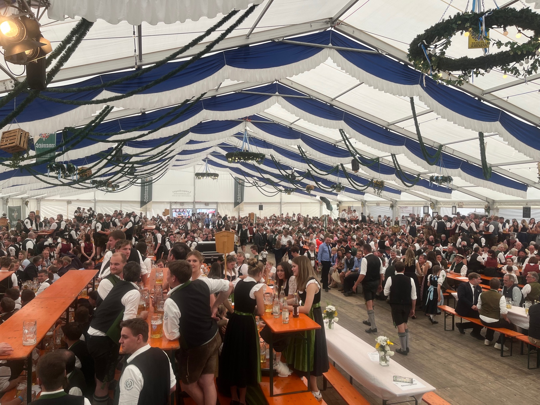 Burschenfest Fridolfing mit vollem Festzelt