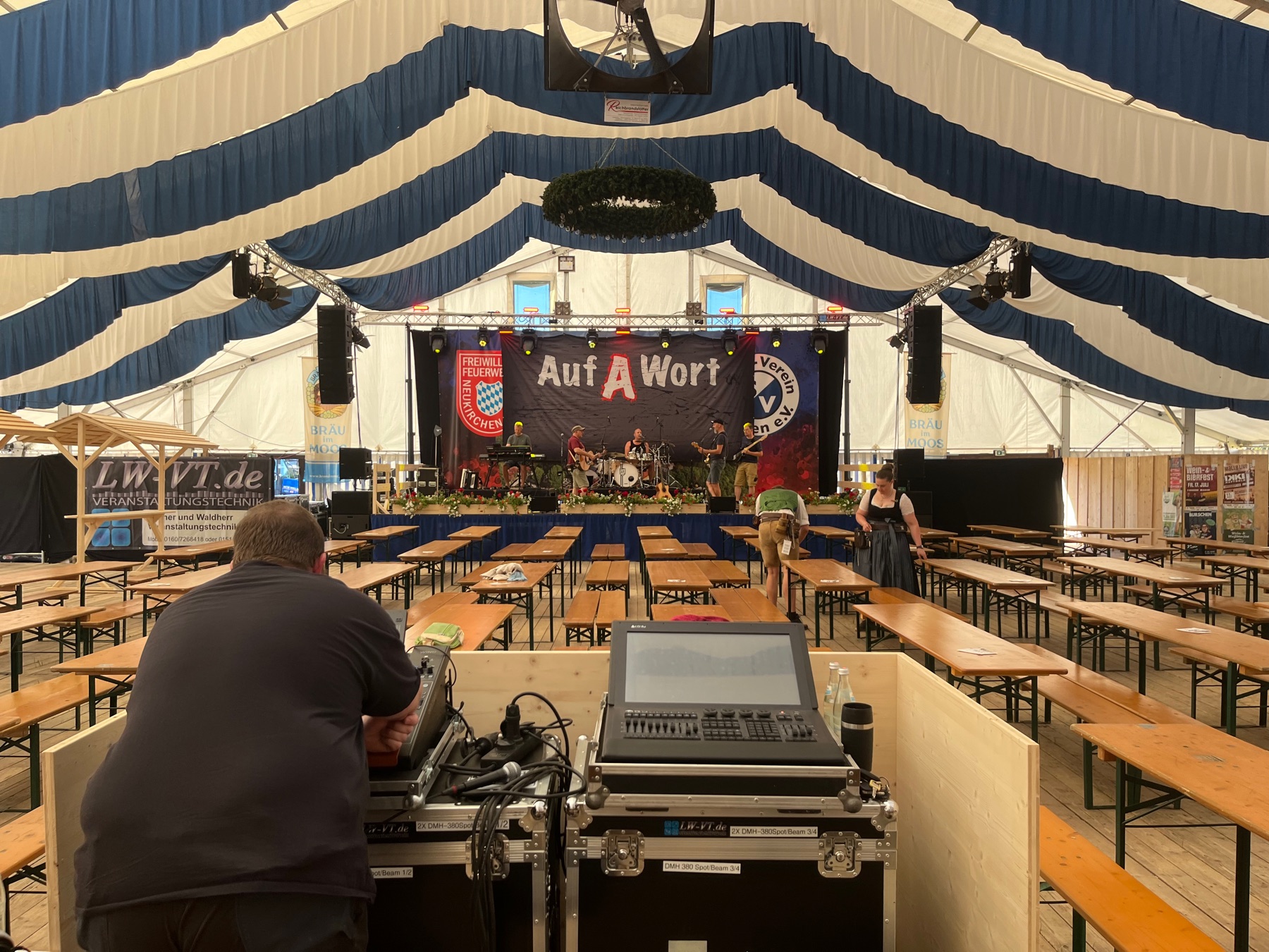 FOH Platz mit Blick auf Bühne und Festzelt