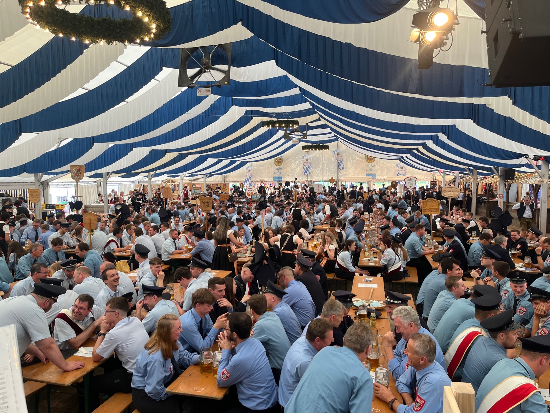 Volles Festzelt beim Sportvereinsjubiläum Hirten