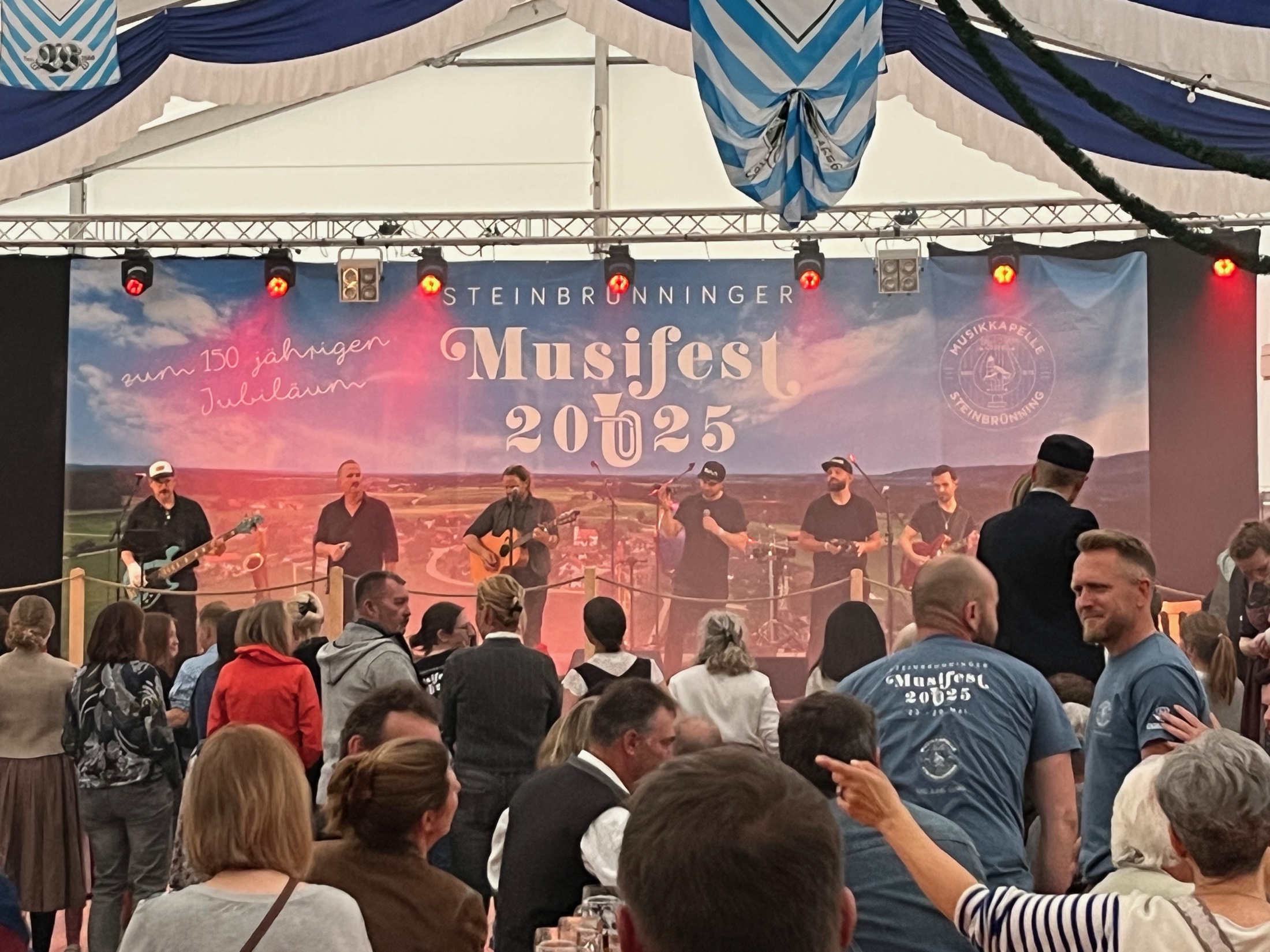Festabend beim Musikfest Steinbrünning 2025 im Festzelt