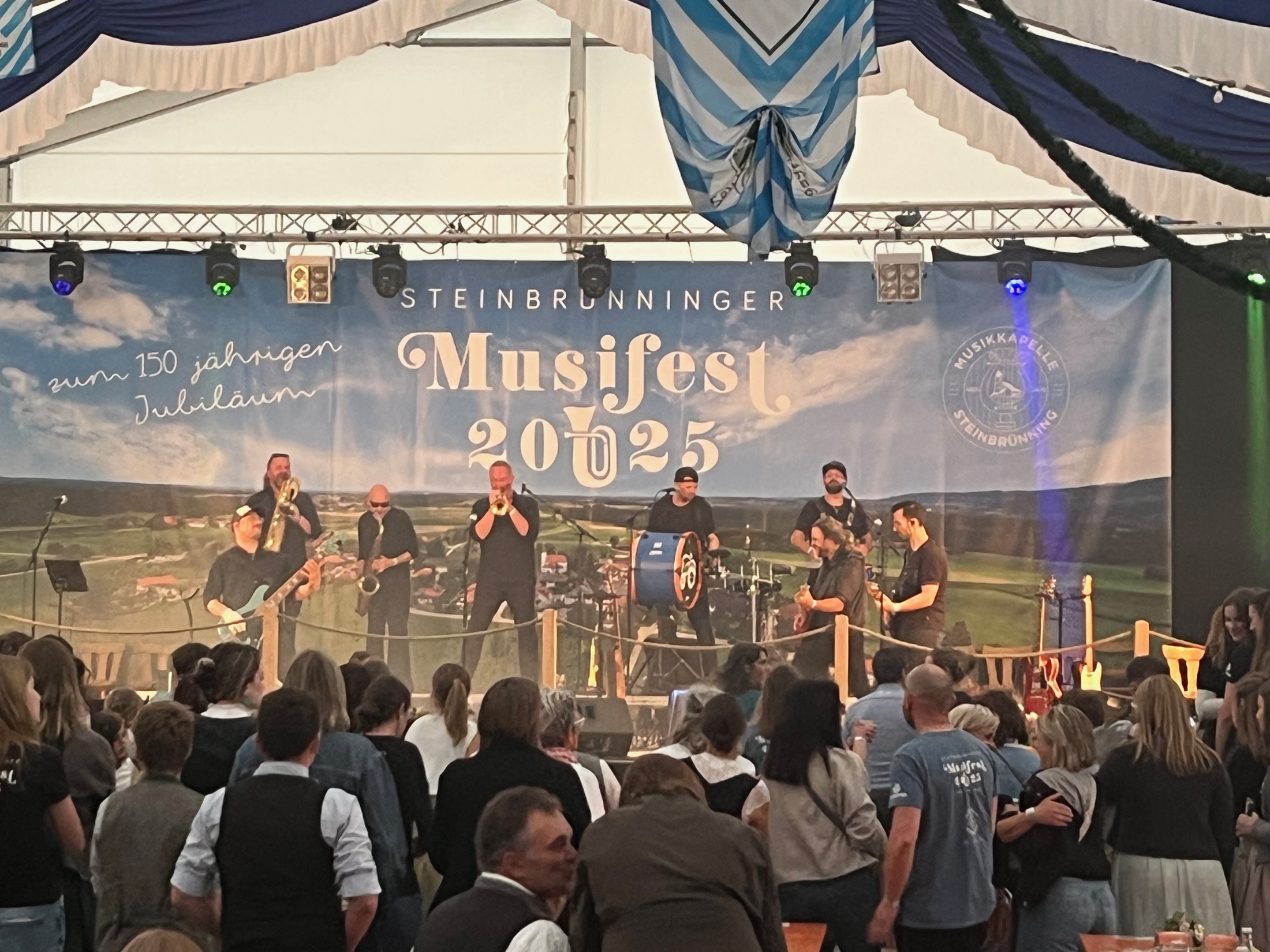 Bühnenlicht und Liveband beim Musikfest Steinbrünning 2025