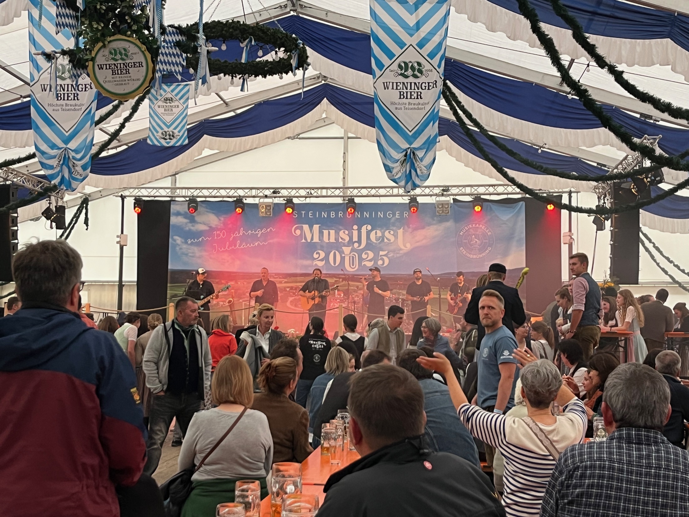Festzeltbühne beim Musikfest Steinbrünning 2025 mit TW-Audio Beschallung