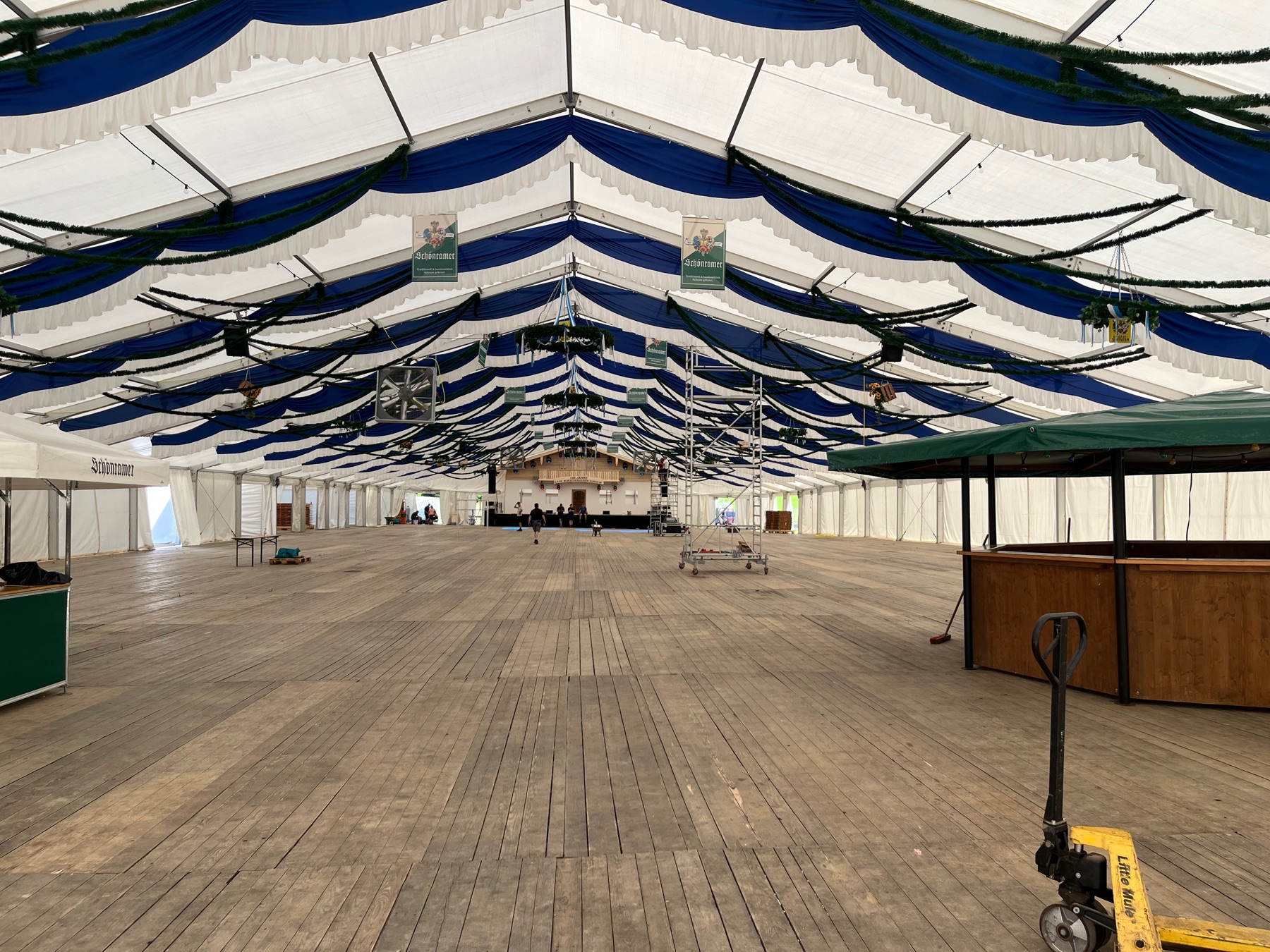 Leeres Festzelt beim Gauburschenfest Surheim 2025