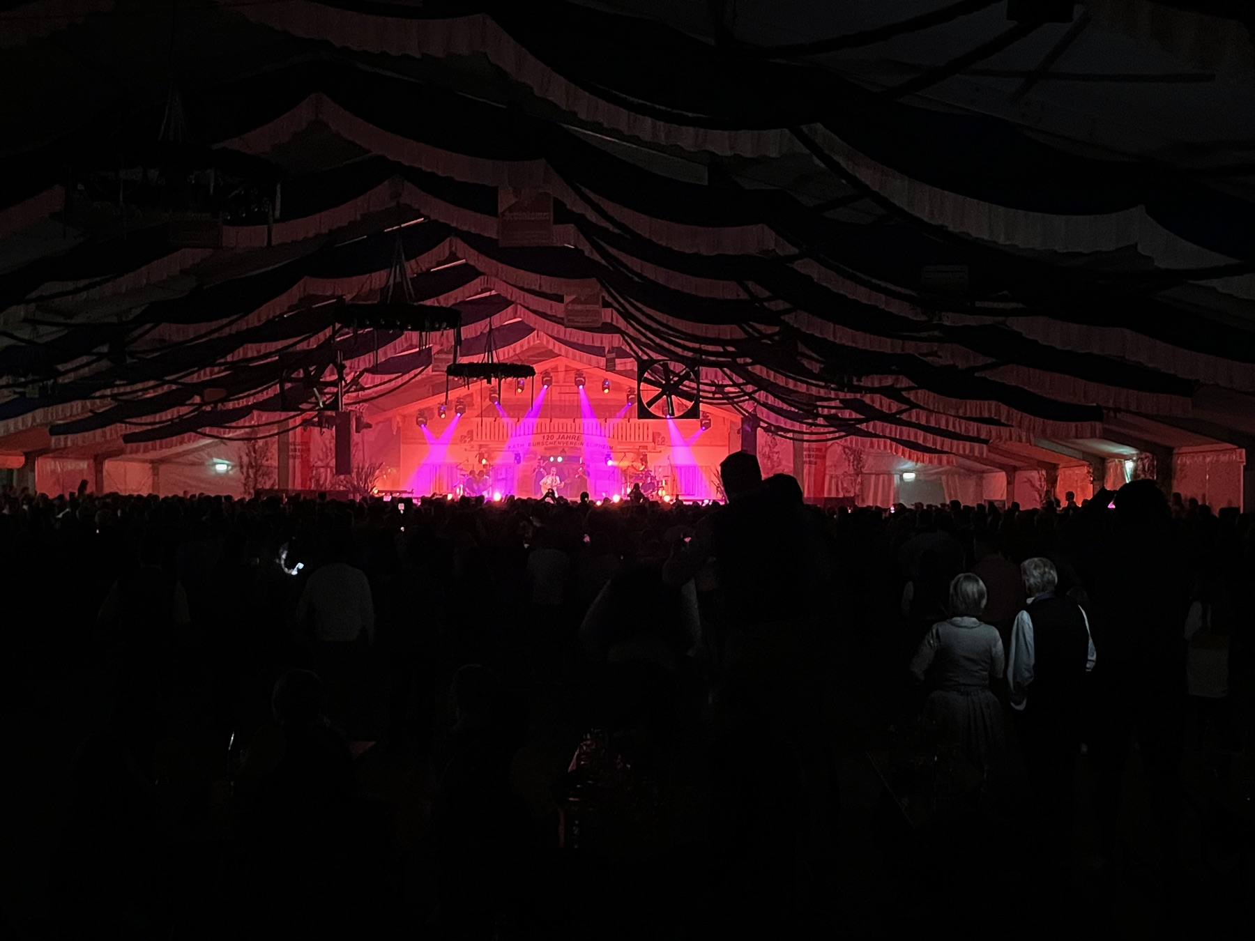 Konzertatmosphaere mit Lichtshow in Surheim