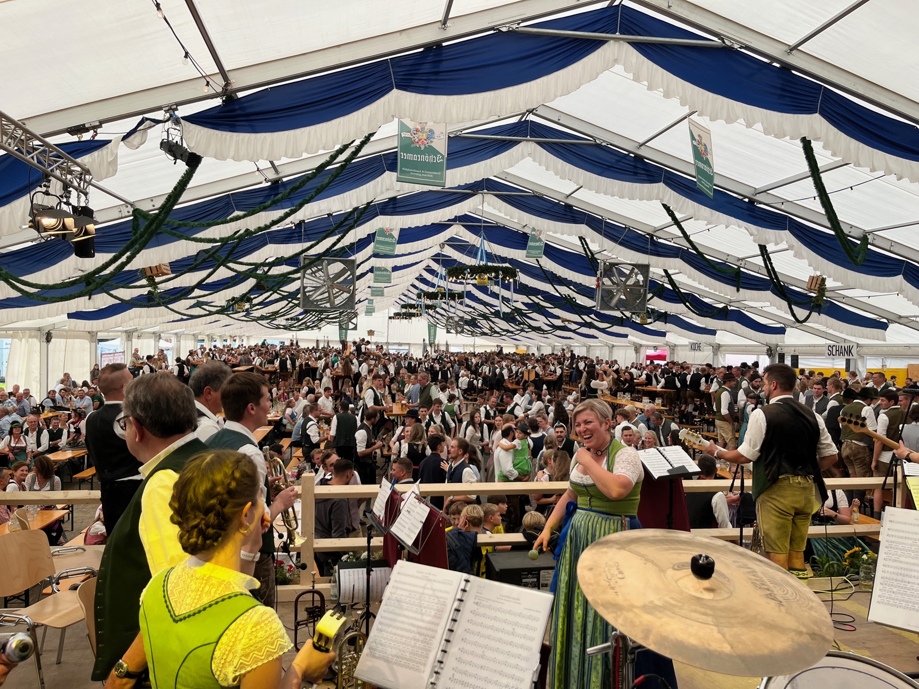 Gauburschenfest Surheim 2025 im vollen Festzelt