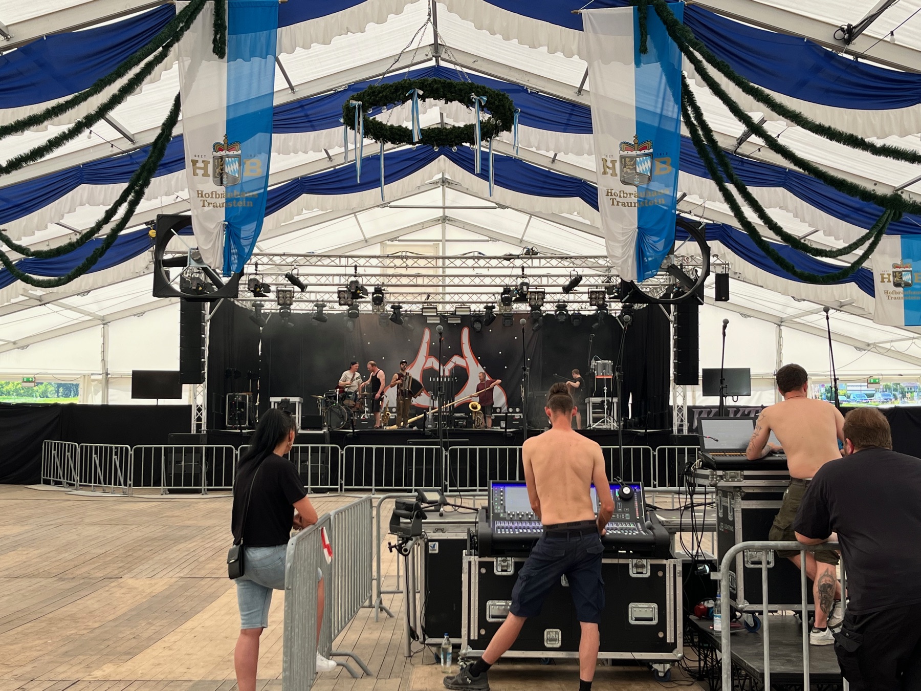 Bühne, FOH und Traversen im Festzelt Taching