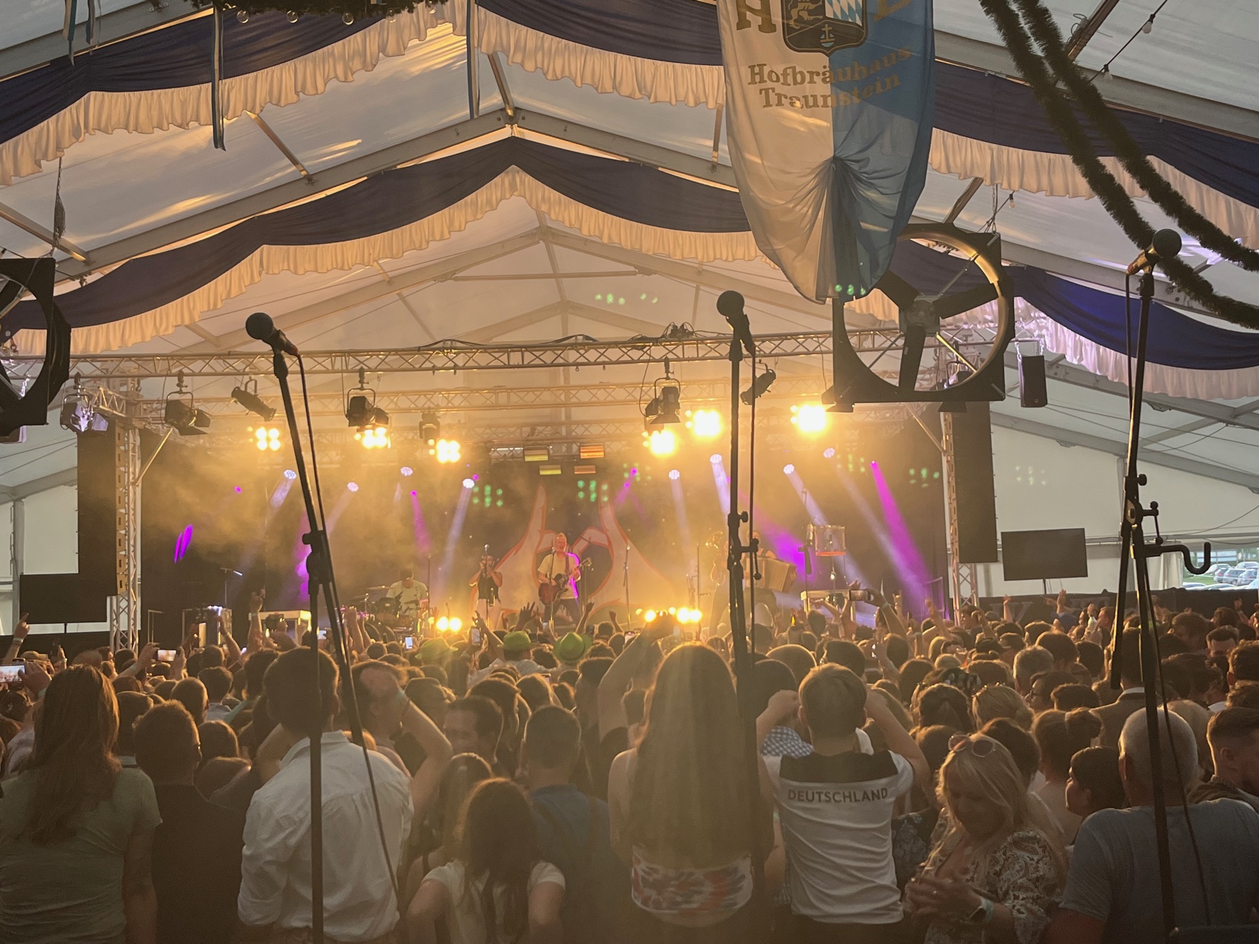Fäaschtbänkler Konzert im Festzelt Taching 2025 mit Publikum und Lichtshow