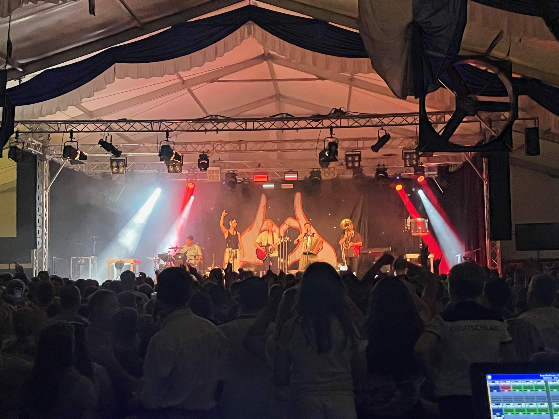 Live-Band und Lichttechnik im Festzelt
