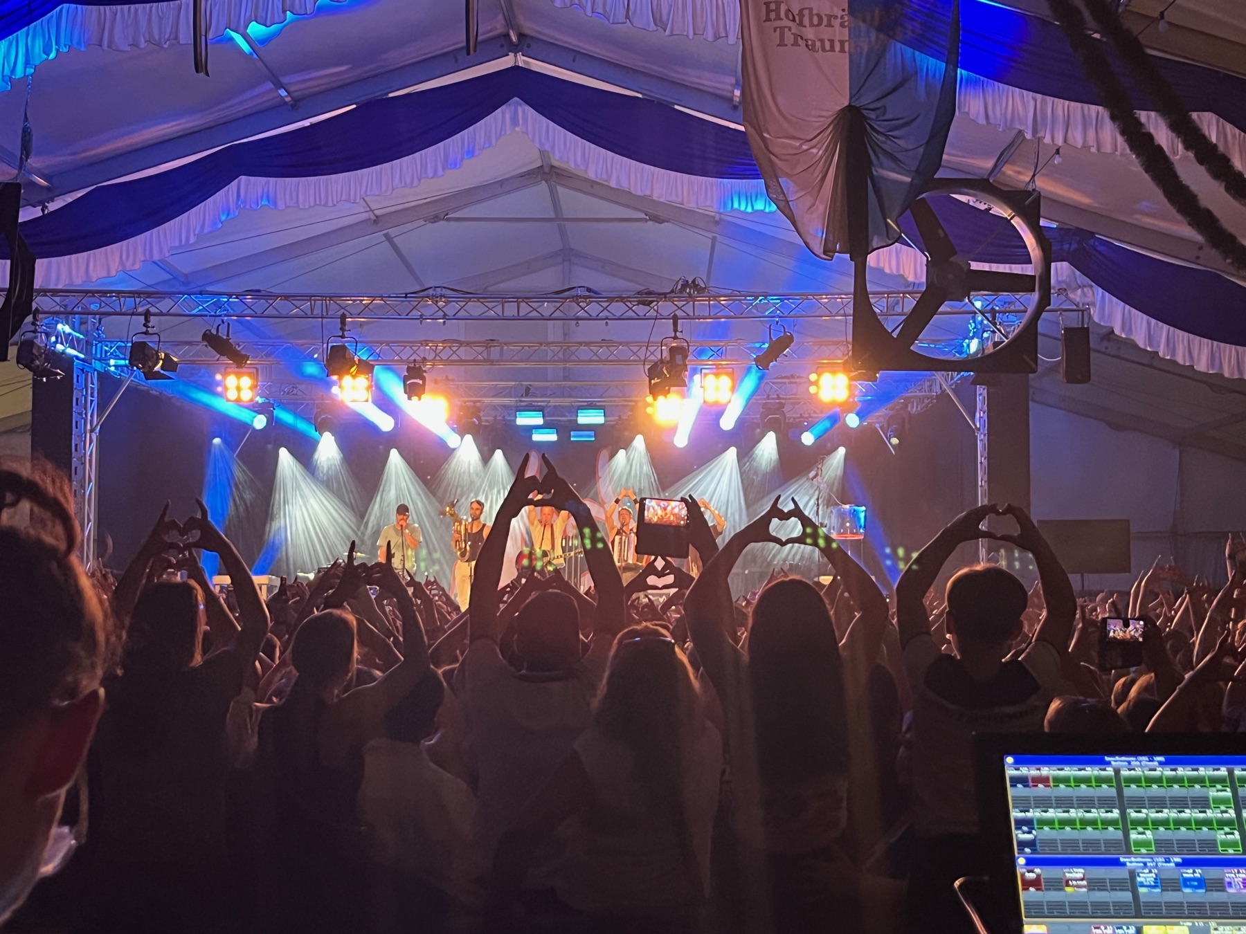 Publikum und Konzertlicht beim Feuerwehrfest Taching