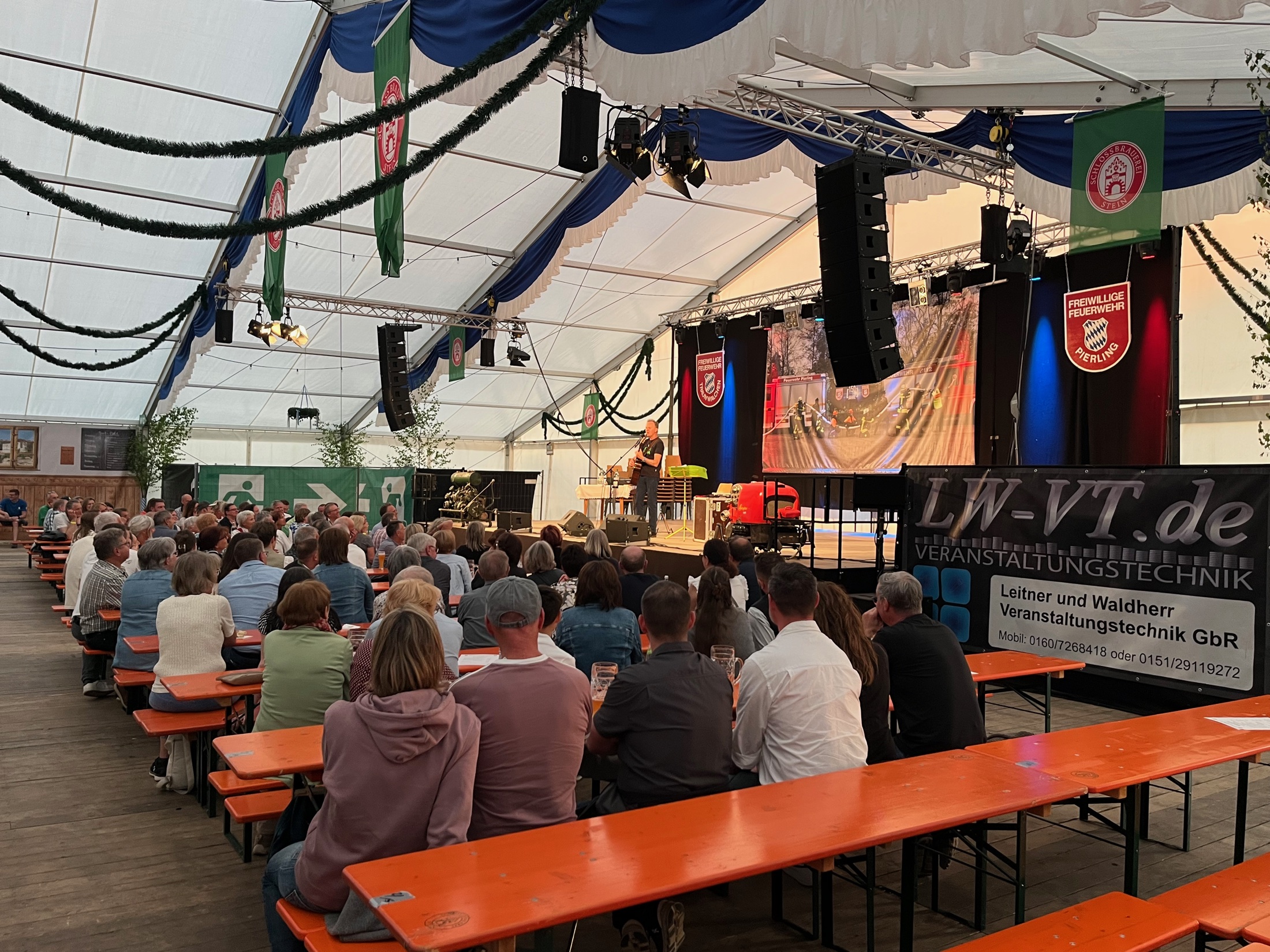 Bühne und Beschallung beim Kabarettabend mit Willy Astor in Traunwalchen 2025