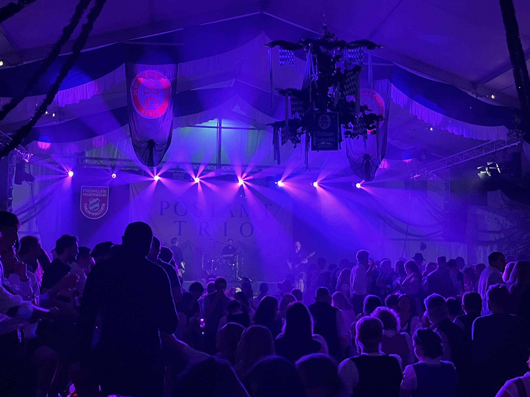 Lichtshow bei der Zeltdisco Alles Blau im Festzelt Traunwalchen und Pierling 2025